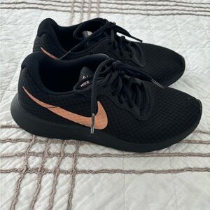 Nike tajun black metallic bronzer